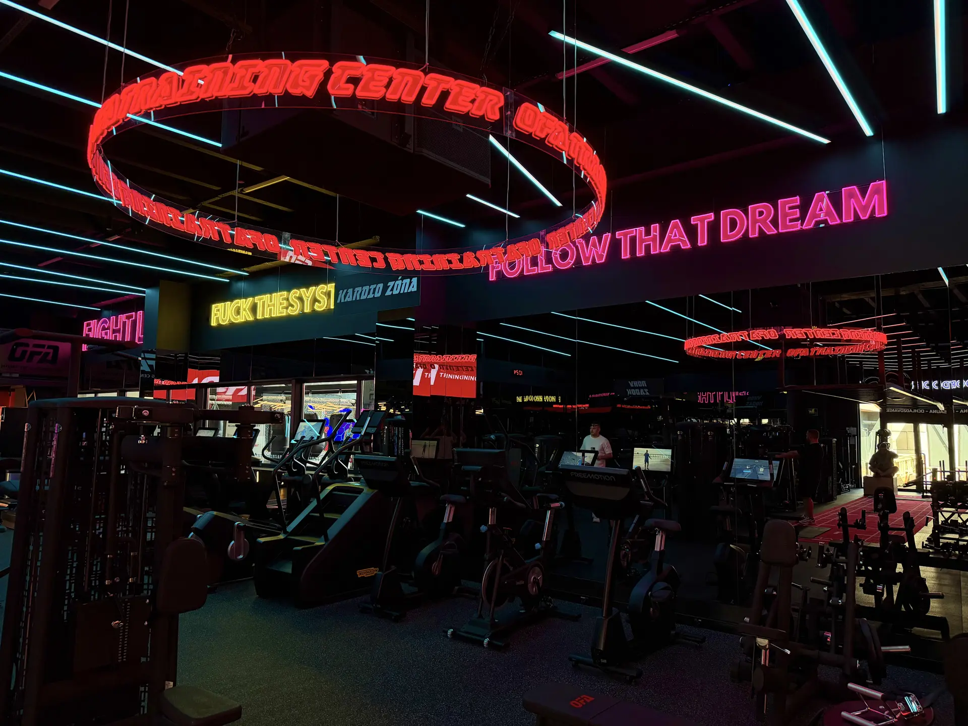 Neóny vo fitness centre OFA — realizácia Neonworld