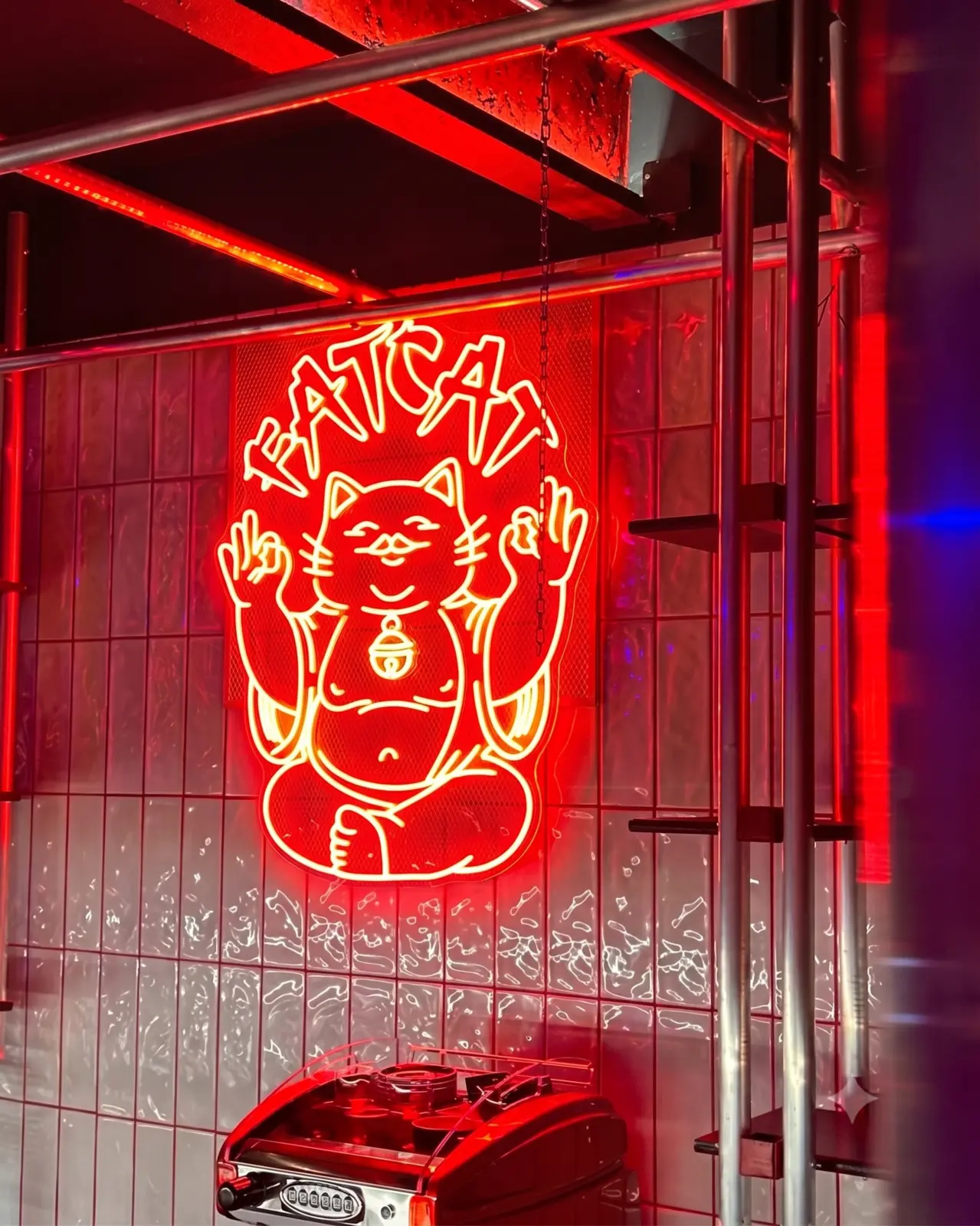 Neónový maskot Fat Cat — realizácia Neonworld