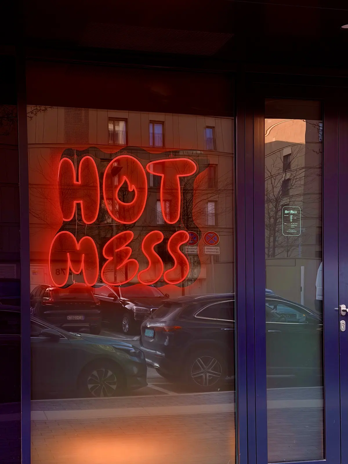 Neón Hot Mess — realizácia Neonworld