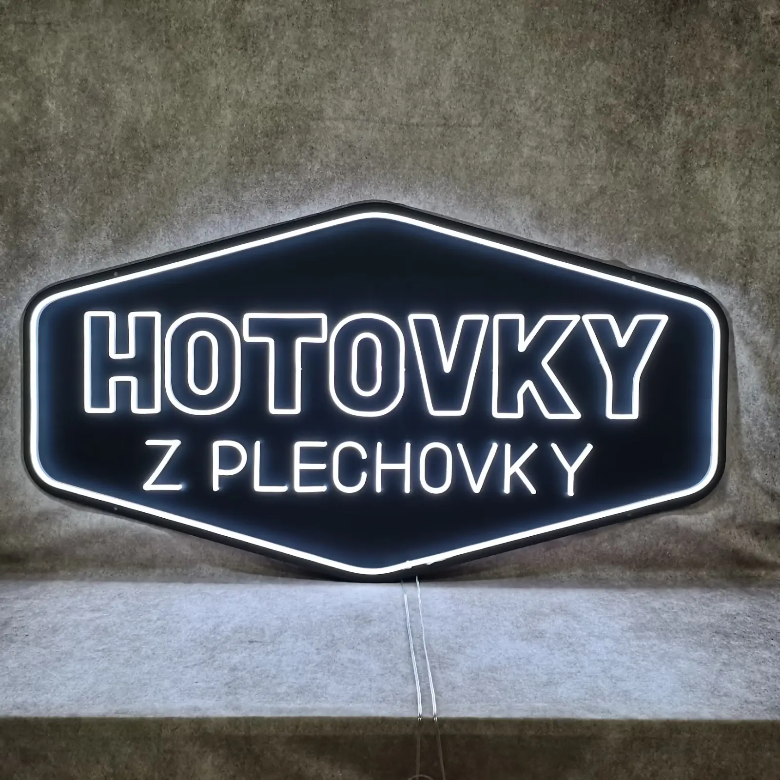 Neón Hotovky z plechovky — realizácia Neonworld