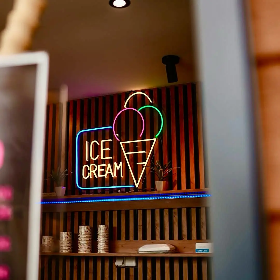 Neónový nápis Ice Cream so zmrzlinovým kornútom — realizácia Neonworld