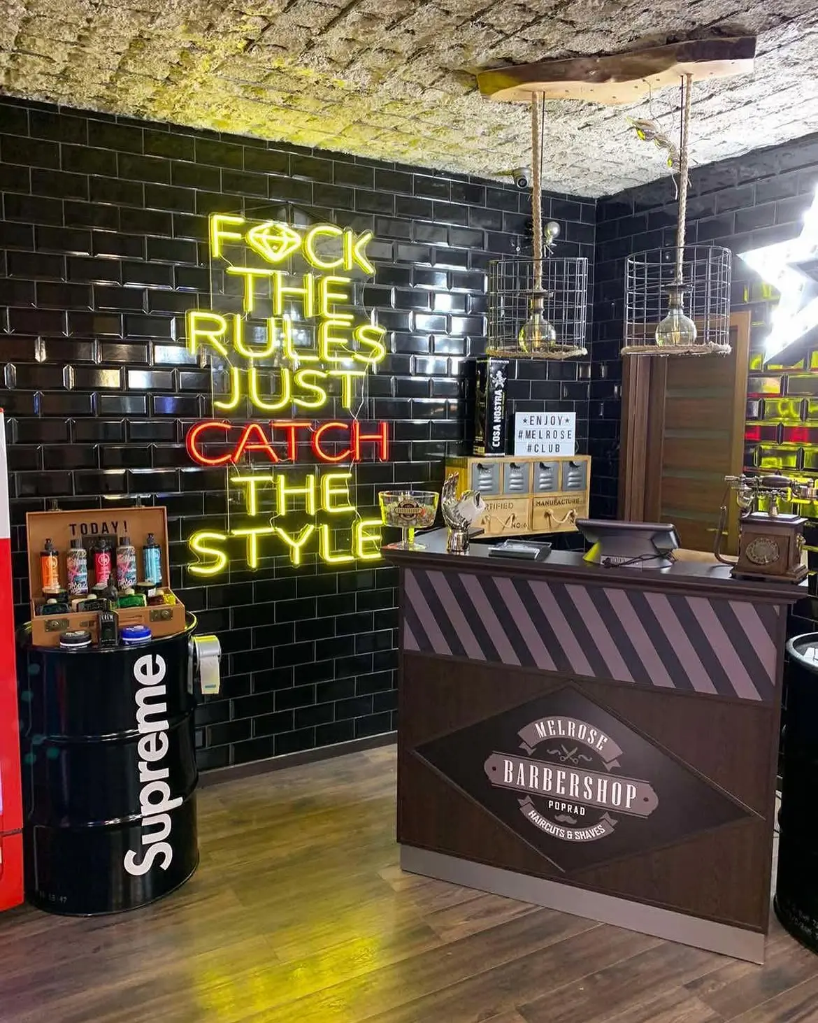 Neón Melrose Barbershop — realizácia Neonworld