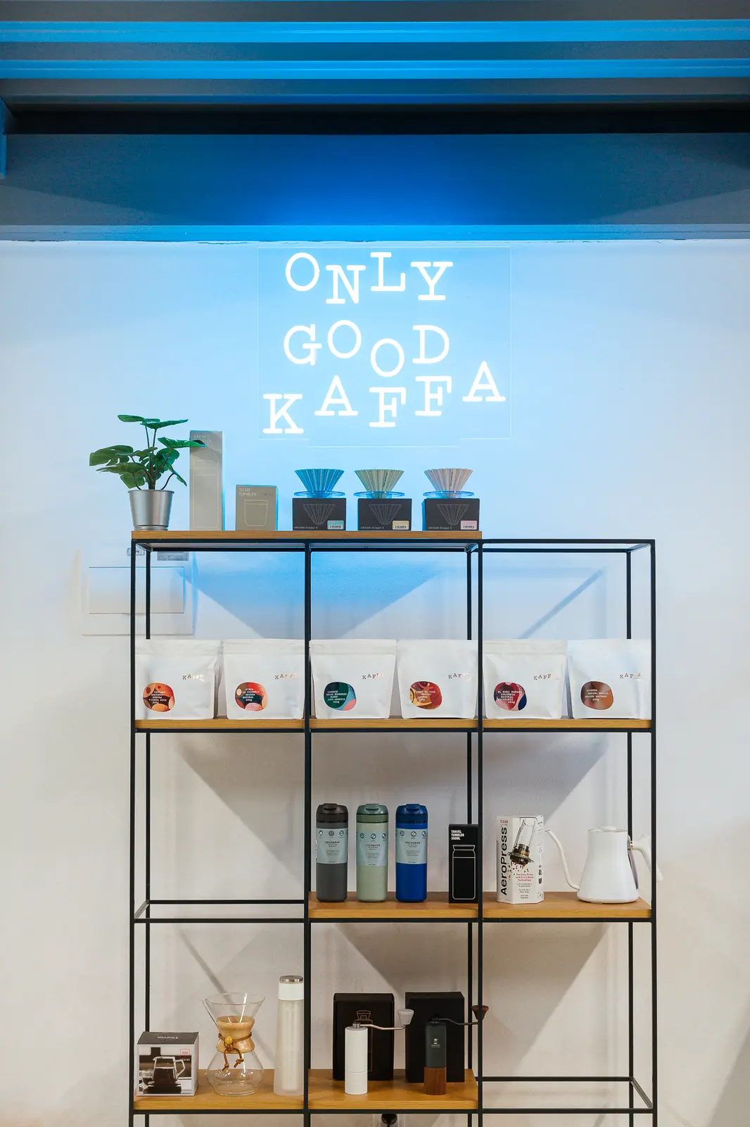 Neón Only Good Kaffa — realizácia Neonworld