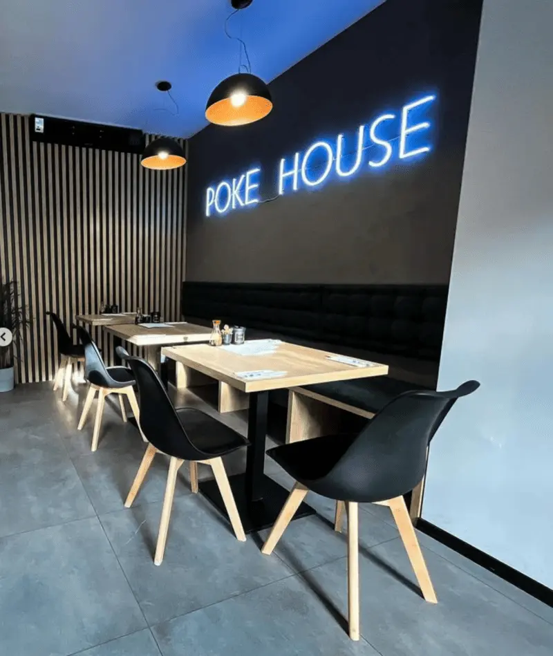 Modrý neónový nápis Poke House v reštaurácii — realizácia Neonworld