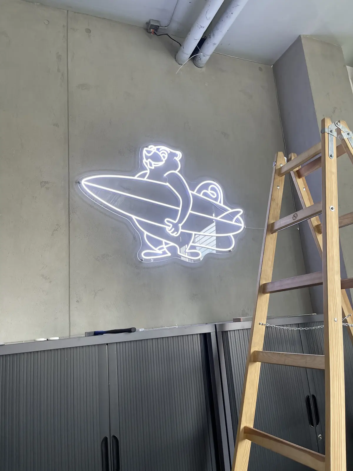 Neónový surfer — montáž — realizácia Neonworld