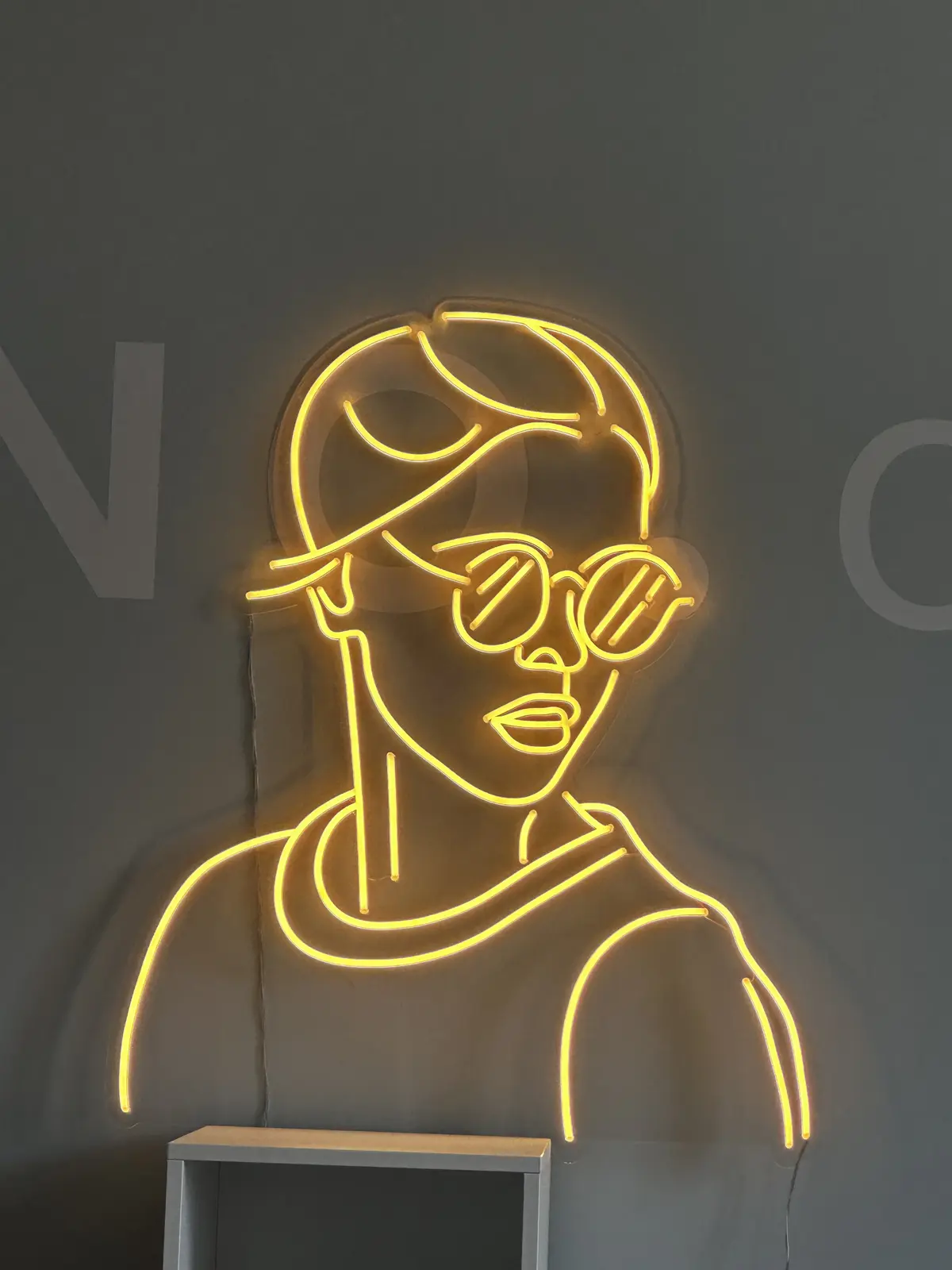 Neónová tvár — žltá — realizácia Neonworld
