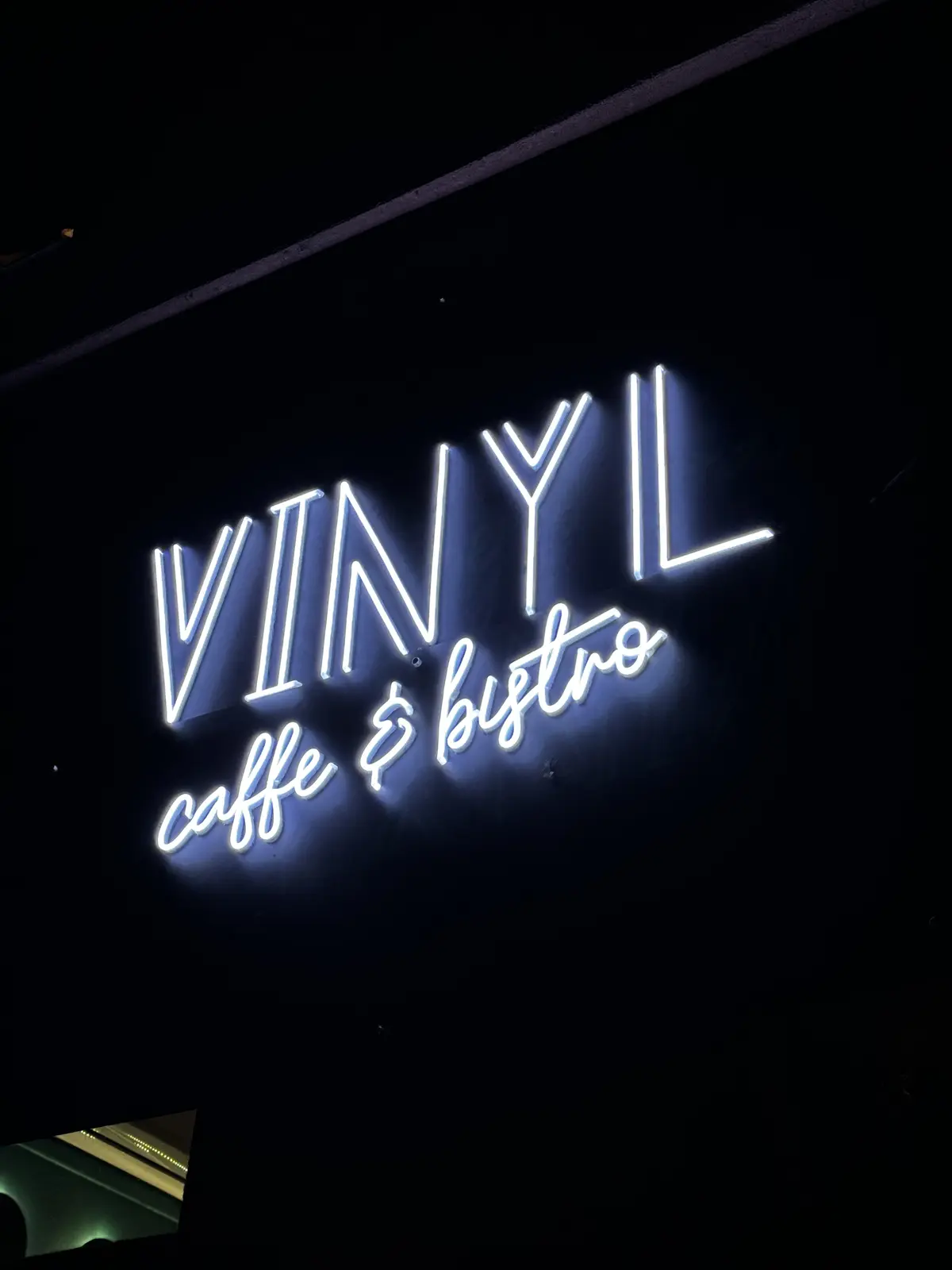 Neón Vinyl Caffe & Bistro — realizácia Neonworld
