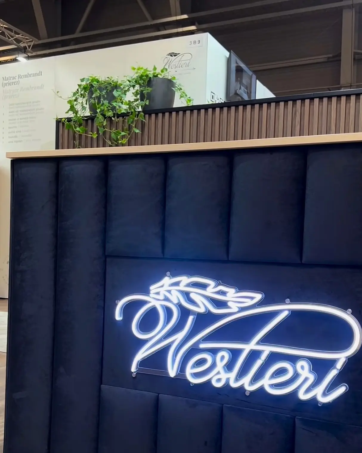 Neónové logo Westieri na veľtrhu — realizácia Neonworld