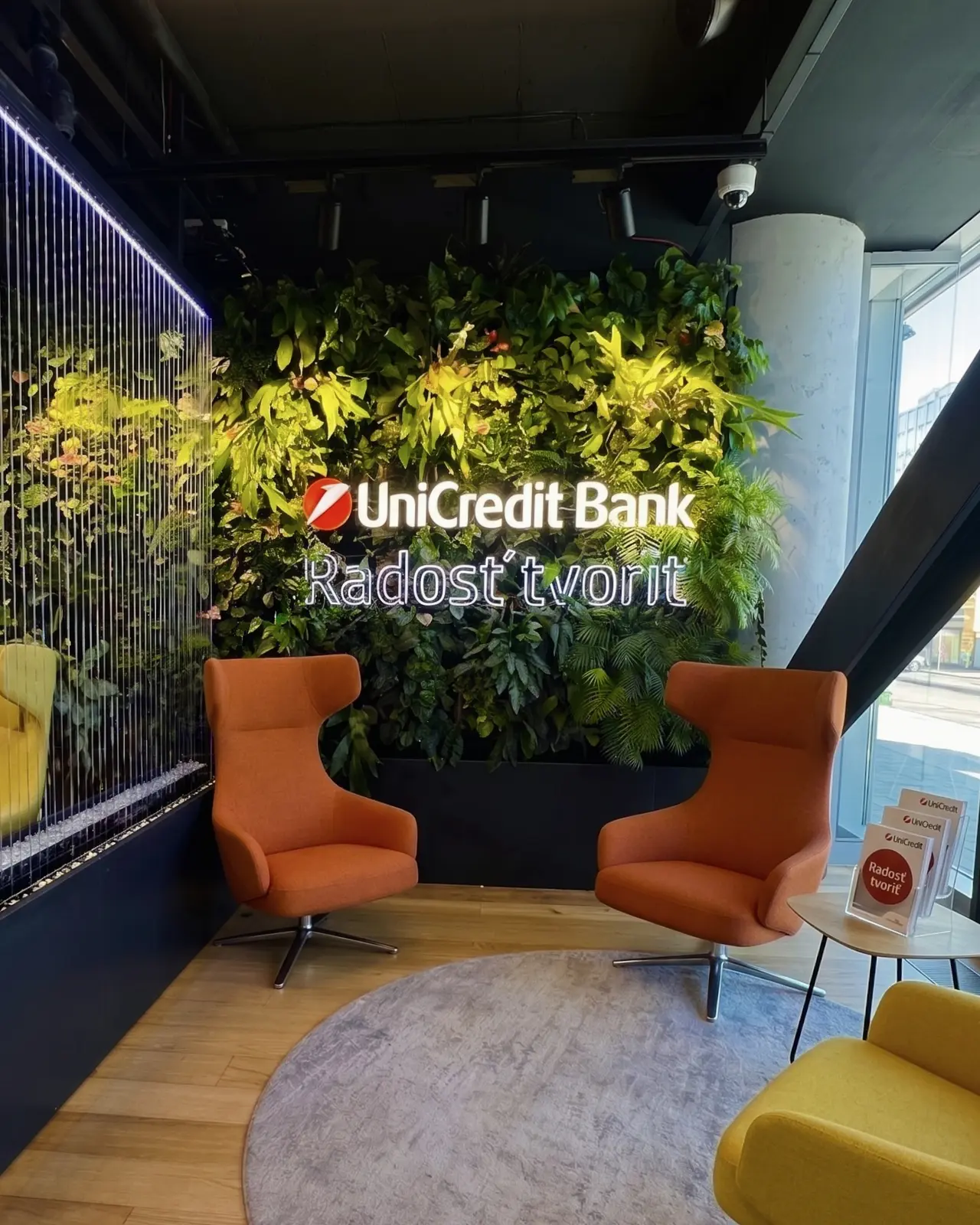 3D písmená UniCredit Bank — realizácia Neonworld