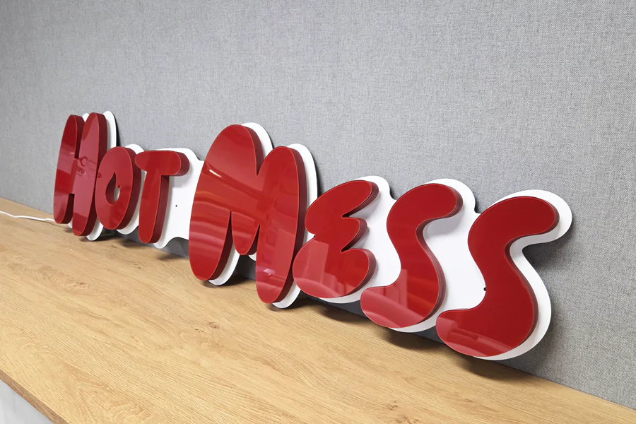 Červené 3D písmená Hot Mess — realizácia Neonworld