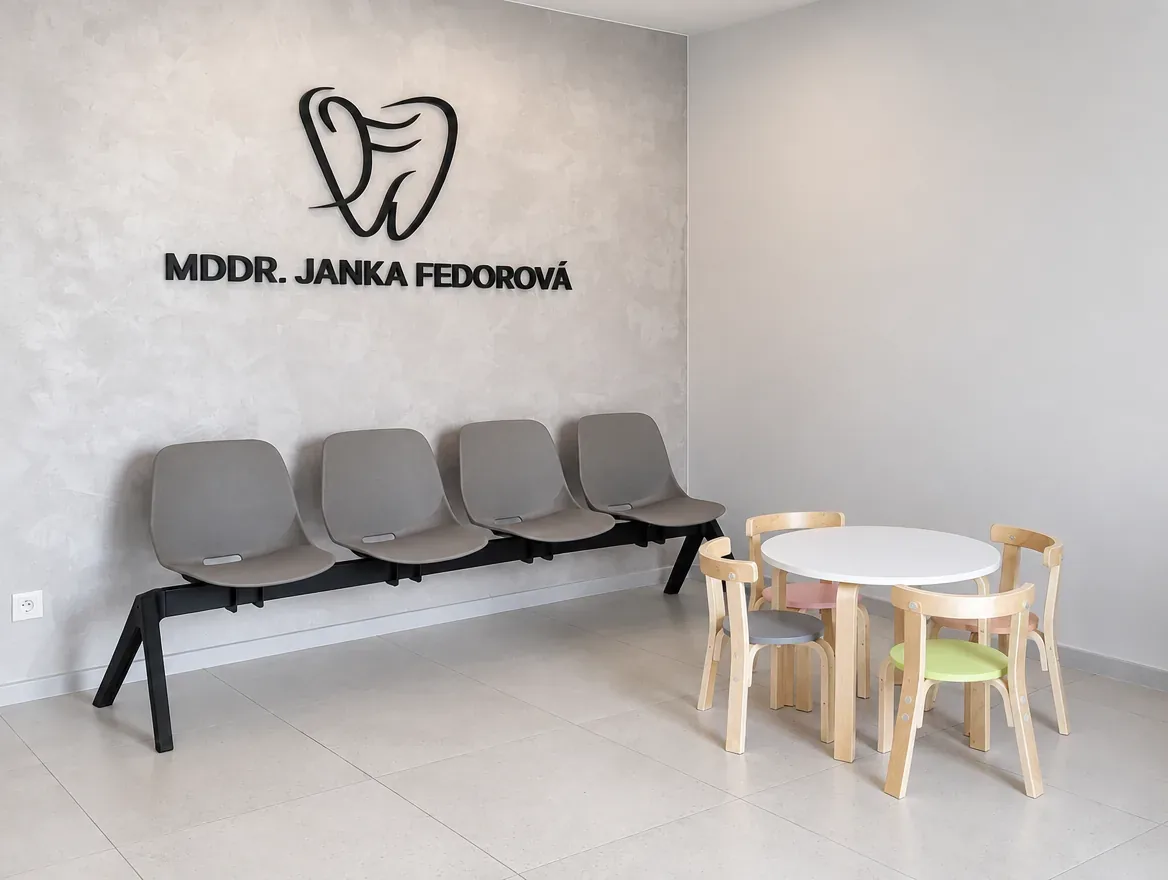 Čierne 3D logo a nápis MDDr. Janka Fedorová na stene čakárne zubnej ambulancie — realizácia Neonworld