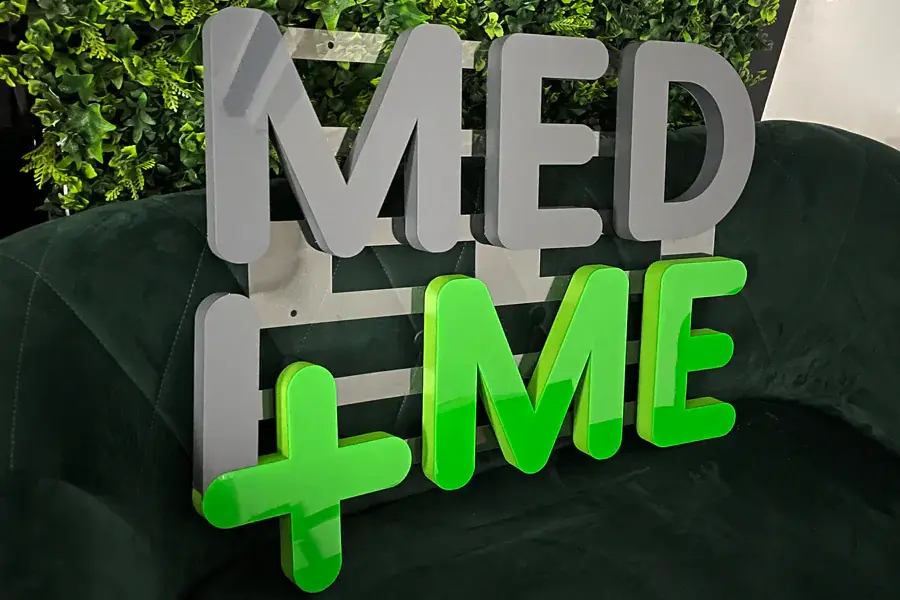 3D logo a nápis MED+ME — realizácia Neonworld