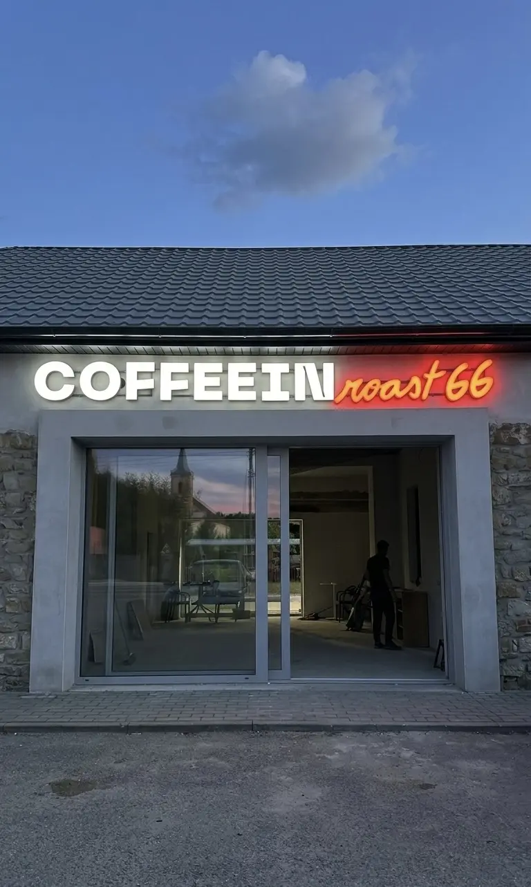 Svetelná reklama Coffeein — realizácia Neonworld