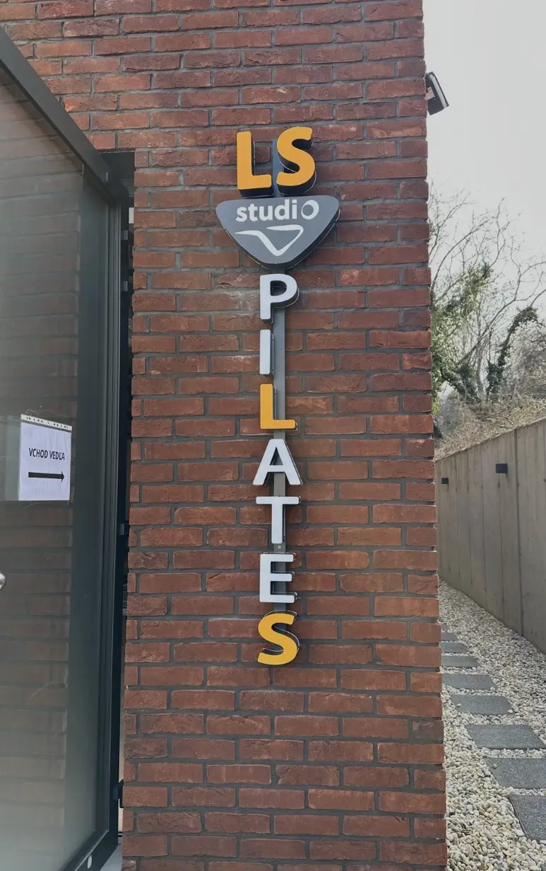 Svetelná výstrč LS Studio Pilates — realizácia Neonworld