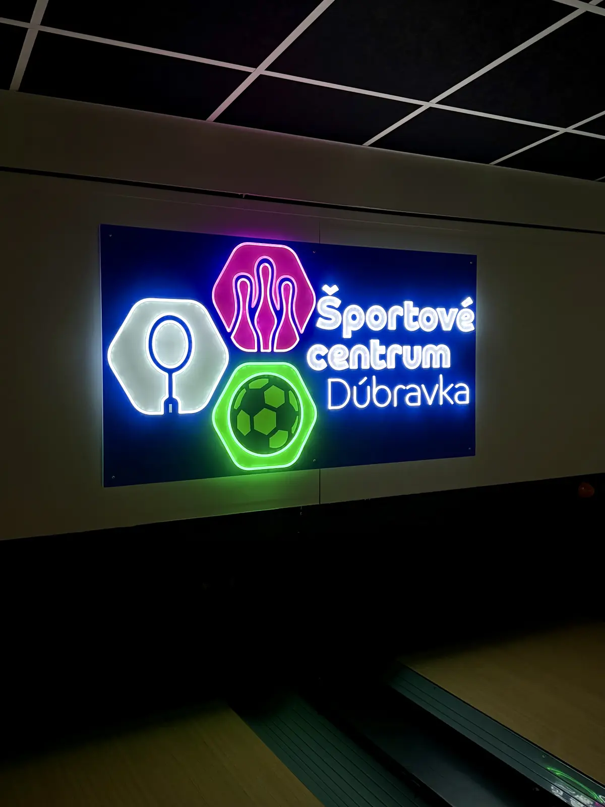Svetelný panel Športové centrum Dúbravka — realizácia Neonworld