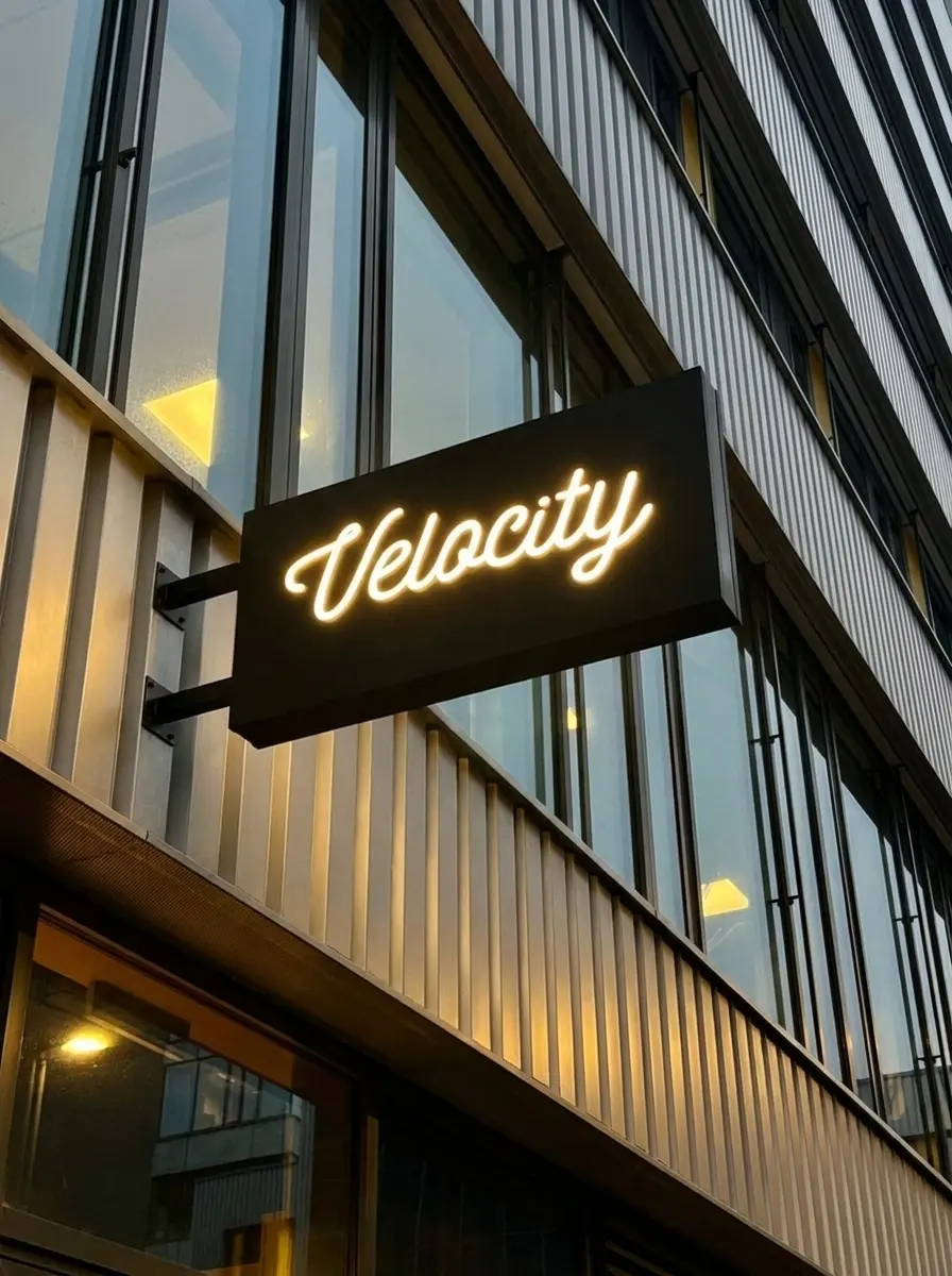 Svetelná výstrč Velocity — realizácia Neonworld